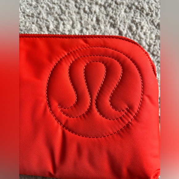 NWT LULULEMON NOW AND ALWAYS WRISTLET POUCHETTE PUFFY-AUTUMN RED - Picture 4 of 12